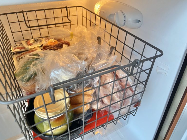 冷蔵庫(開けた状態) 夕食のバーベキューの食材が入っていました。