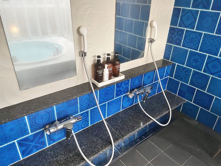 シャワーは2箇所、シャンプー・コンディショナー・ボディーソープの備え付けがありました。