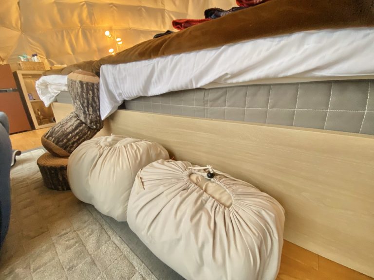 寝袋が2セットありました。子どもが小さいためベッドで4人寝れたので今回は使いませんでしたが、ボリューム感のある寝袋でした。