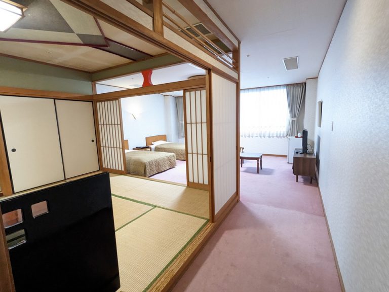 客室入口窓際方向