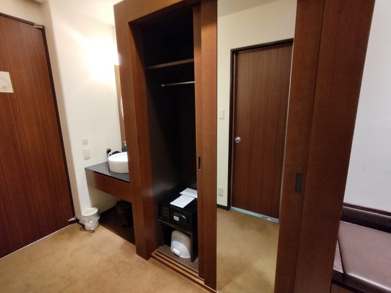 クローゼット外観(開けた状態)2