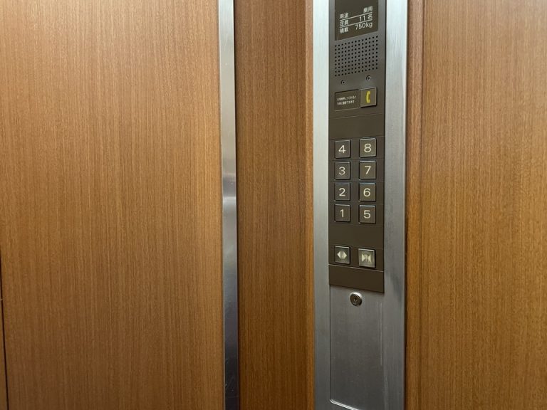 エレベーター中側