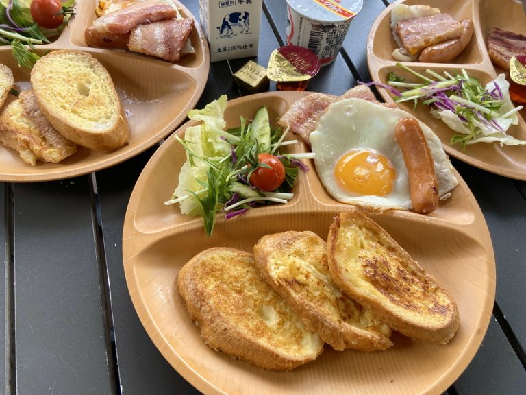 朝食完成。ベーコンやソーセージにボリュームがあり、パンはフレンチトーストだけでなくジャムパンでも楽しめるだけの量があったので、お腹いっぱいになりました。