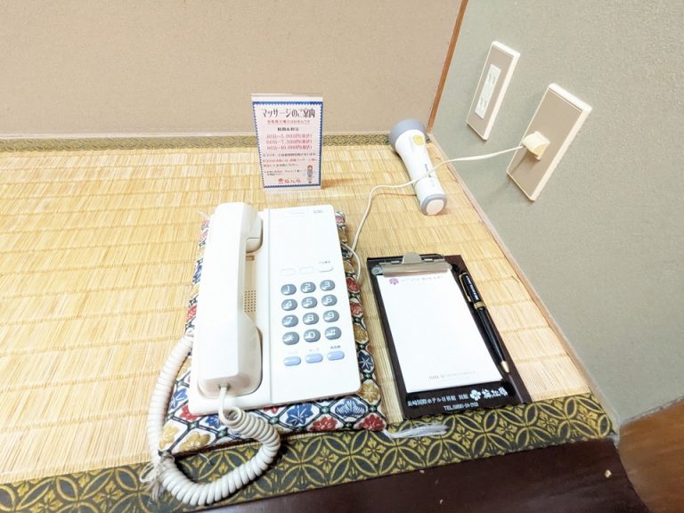 電話、メモセット、懐中電灯
