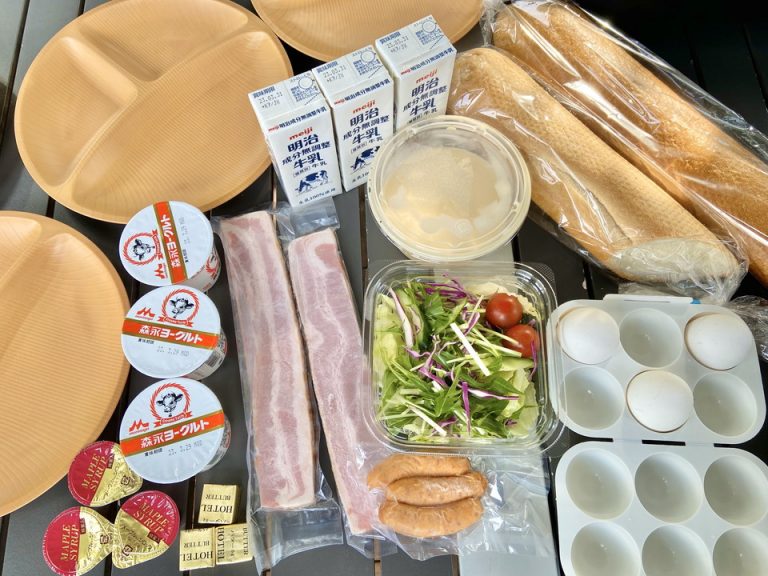 この日の朝食はフレンチトーストです。(連泊する際は2日目の朝食はホットサンドになるみたいです。)バゲットを切って卵液に浸して自分で焼いて行きます。