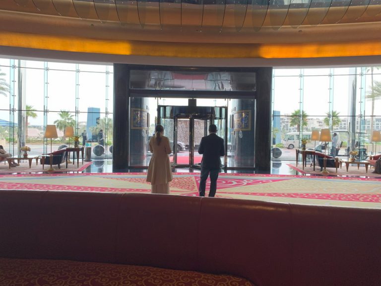 エントランス内観