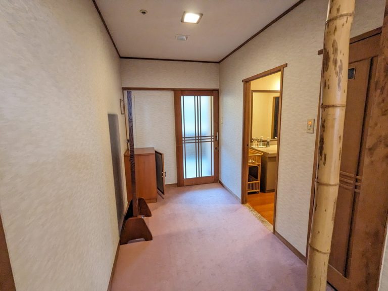 客室全体入口方向