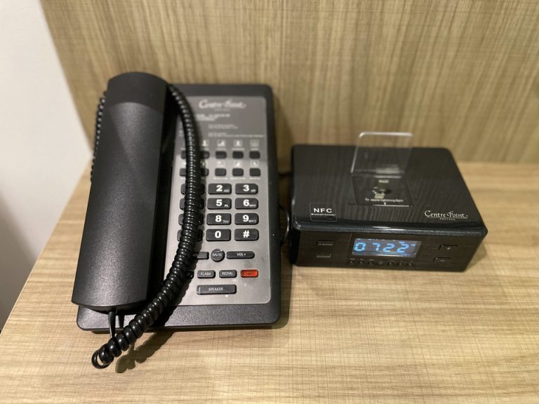 部屋の電話と時計(寝室)