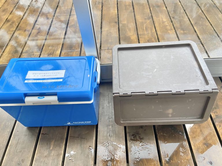 チェックイン時にはこちらのコンテナは空ですが、次の日の朝、朝食の食材をこちらに入れてもらえます。