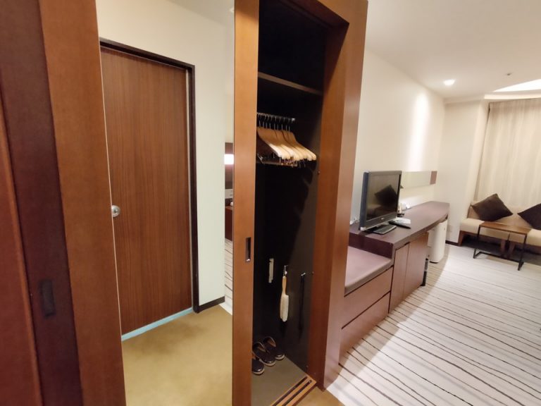 クローゼット外観(開けた状態)5