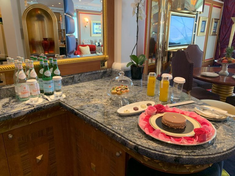 水、グラス(ケーキはハネムーンのサービス)