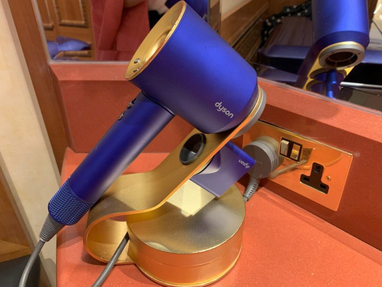ダイソンドライヤーも特注カラー