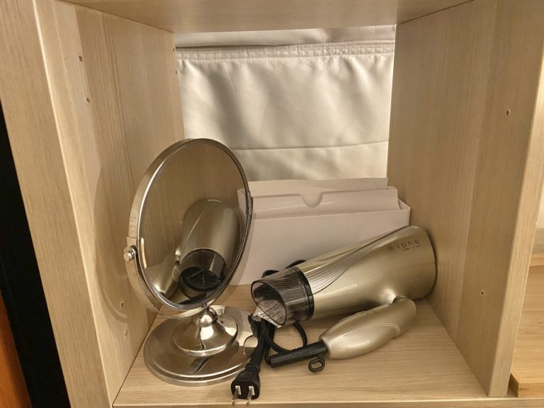 ドライヤーと鏡