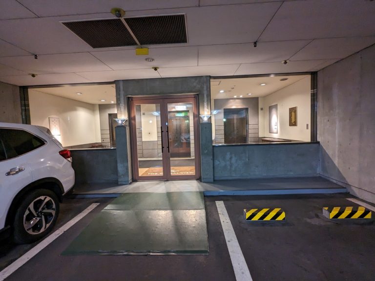 地下駐車場からのエントランス外観