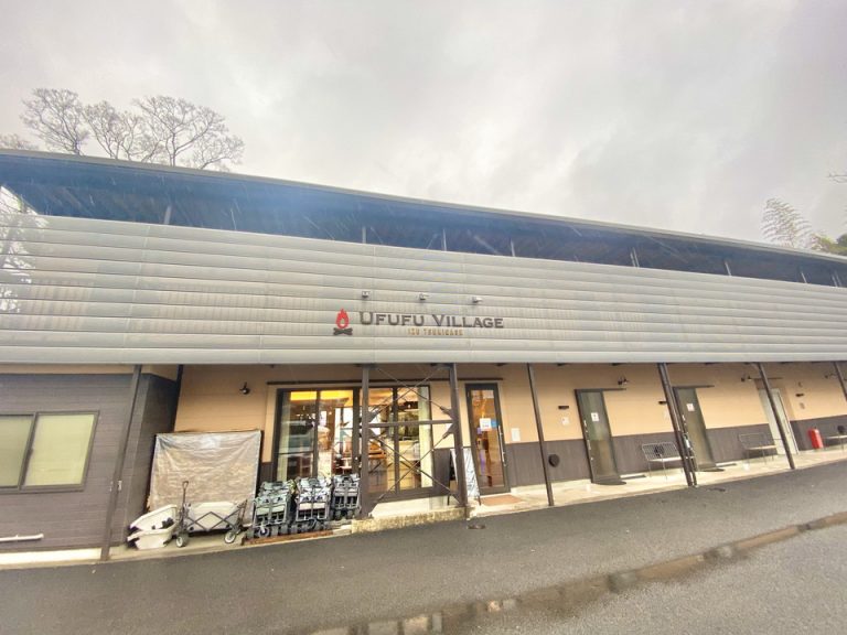 フロント外観。フロントの横にはトイレと共同大浴場があります。