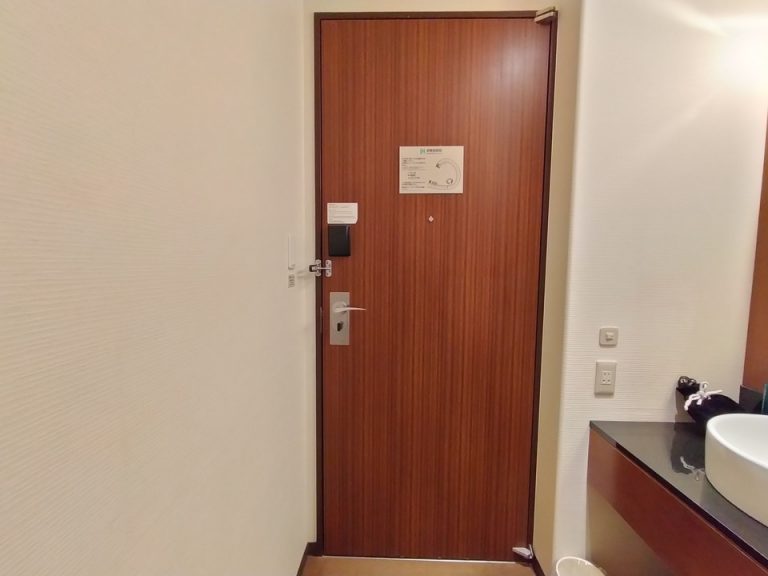 客室入口内観ドア