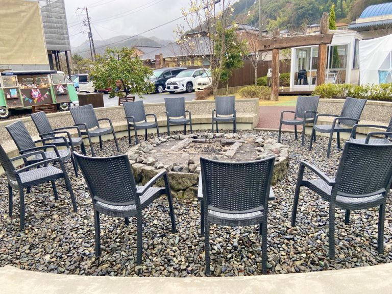 共同のキャンプファイヤー場。夜になると火をくべてもらえるので、焼きマシュマロなどをして楽しめました。