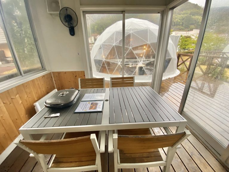 ガゼボ内にはホットプレートやチャッカマンもありました。