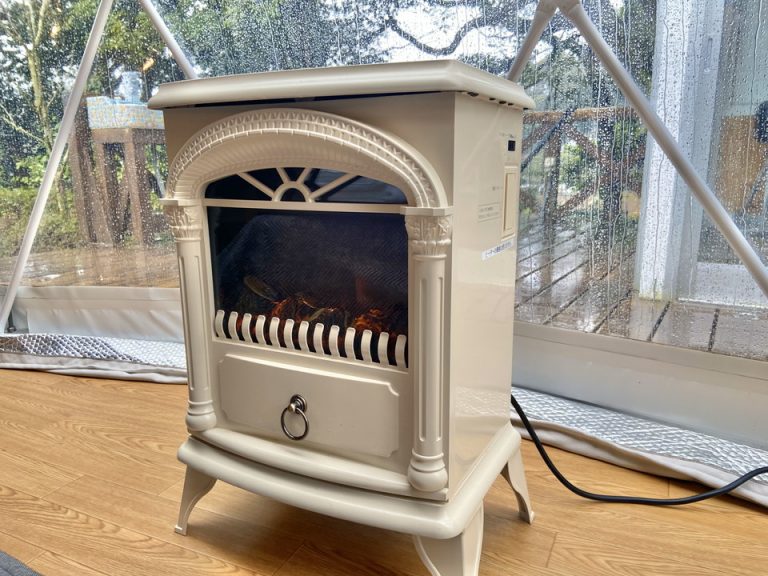 暖炉型のおしゃれなヒーター。客室内にはヒーターは2台、エアコンが1台ありました。3月で朝晩は寒い日でしたが、ドームテント内は暖かく快適に過ごすことができました。