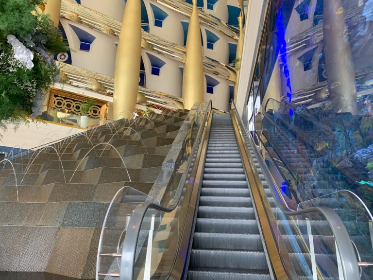 ロビーからのエスカレーター