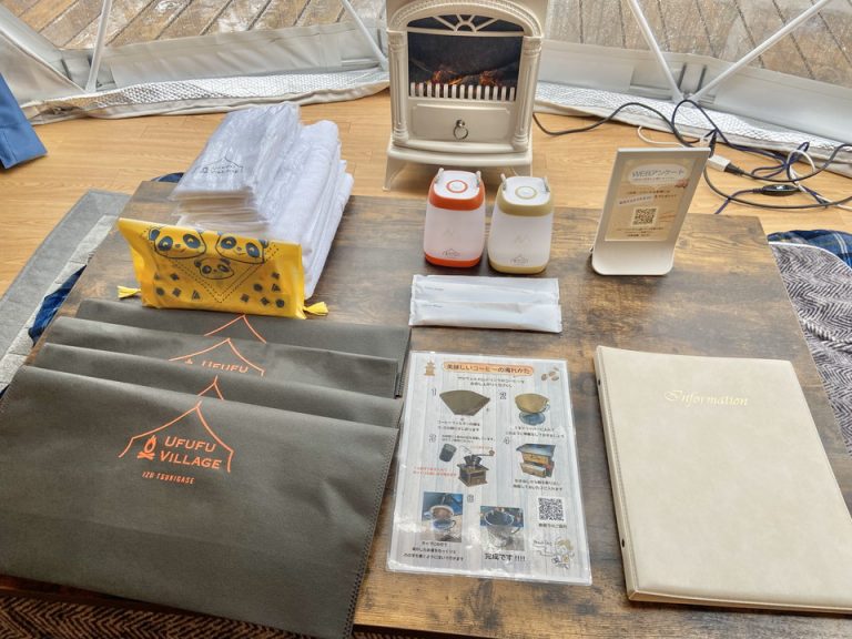 テーブル(こたつ)には、タオル類・持ち運び用バック・子供用アメニティ・歯ブラシ・ランタンなどが用意してありました。