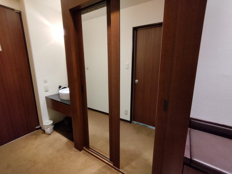 クローゼット外観(閉じた状態)3