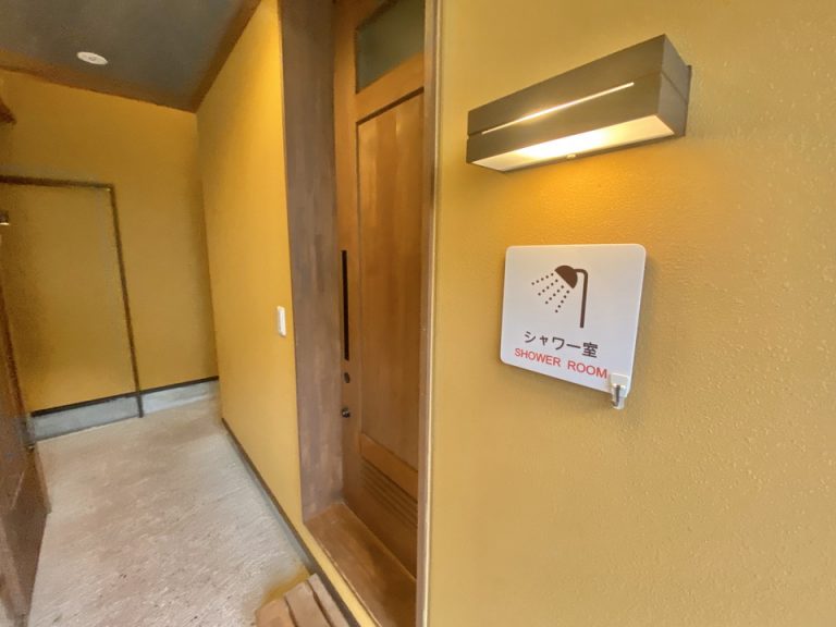 共同のシャワールーム。24時間利用できます。