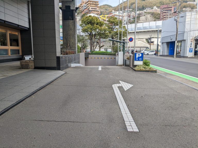 地下駐車場入り口