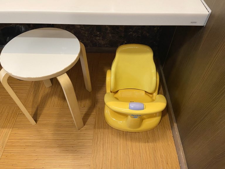 お風呂用ベビーチェアの備え付けもありました。