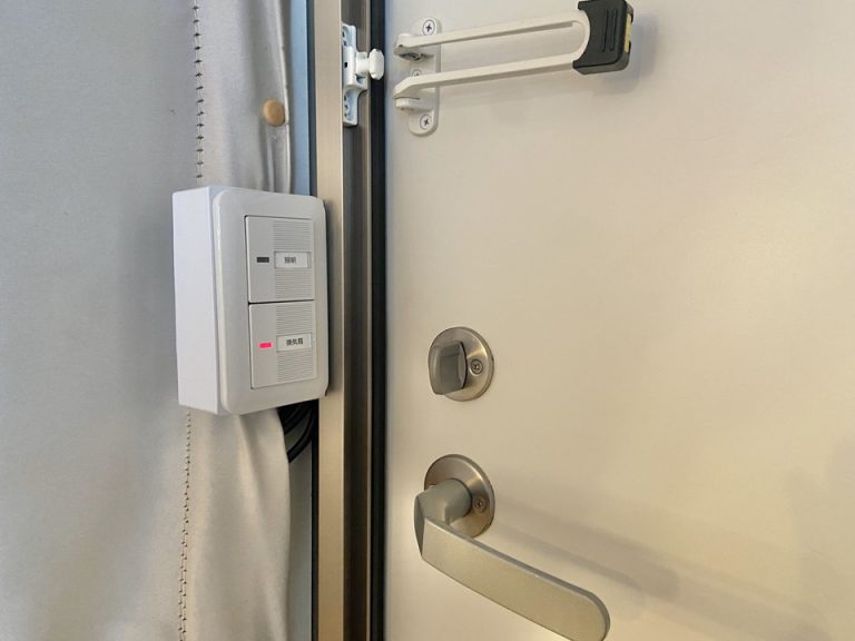 玄関入口の鍵と照明スイッチ。鍵は差し込んで回すタイプで、内側ロックも付いていました。
