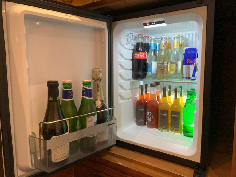 扉を開けると自動的に冷蔵庫が開く仕組み