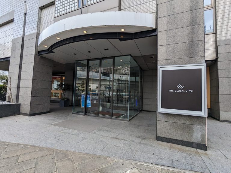 エントランス外観ファミマ側
