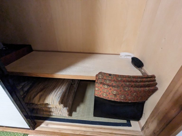 押し入れの座椅子、座布団、服ブラシ