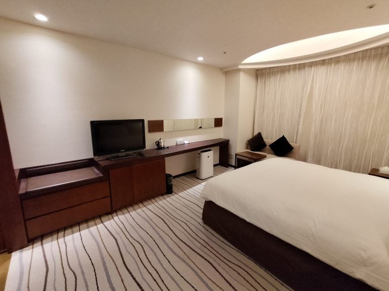 ベッド方向からTV