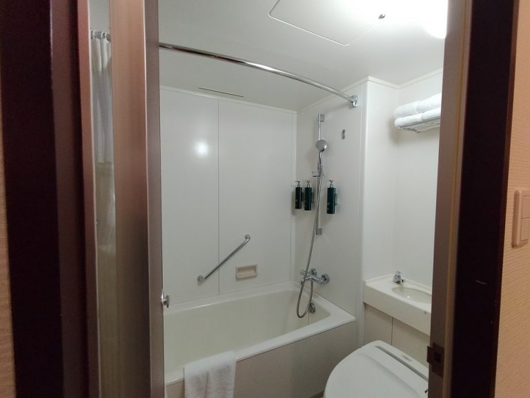 バスルーム入口から全景3