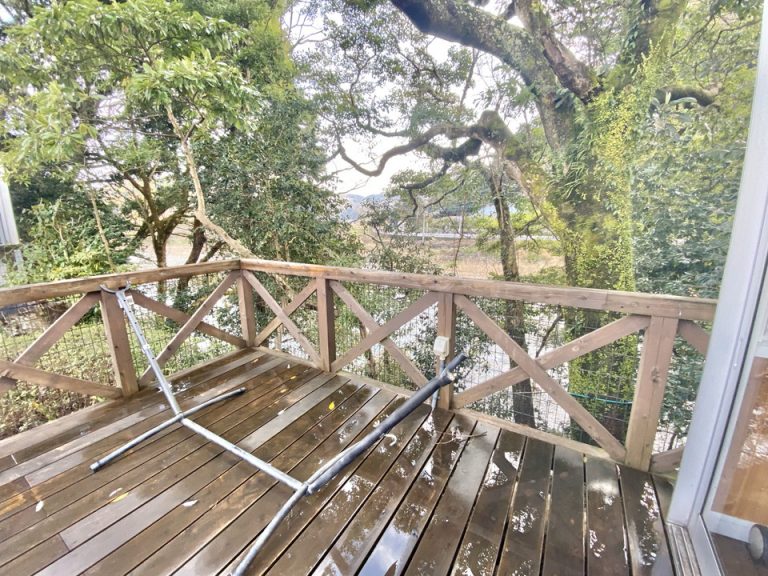 晴れた日はこちらでハンモックにゆられながら川を眺められます。