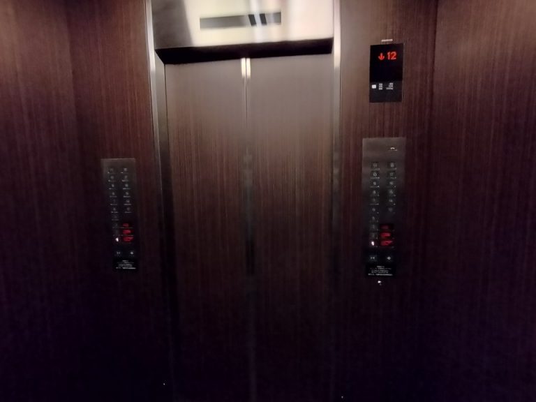 エレベーター内観