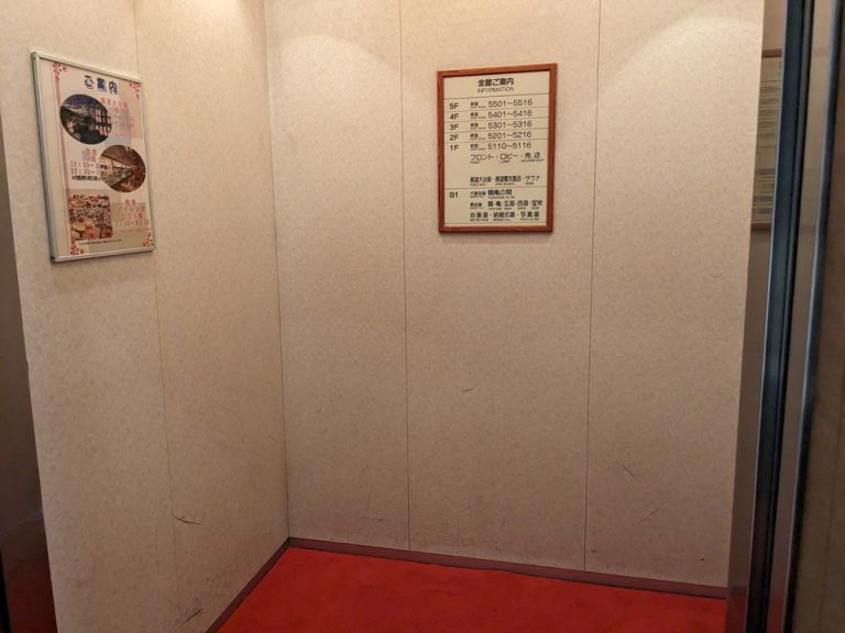 エレベーター内観