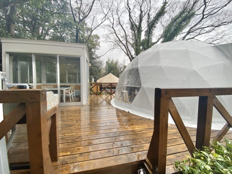 右側がドームテント、左側がガゼボ、間の奥に見えるのはお隣のベルテントタイプの客室です。客室の距離も離れているため、お隣さんの声や物音などは全く気になりませんでした。