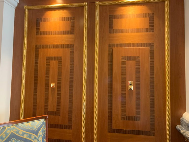 紅茶コーヒーの扉(右側を押す)