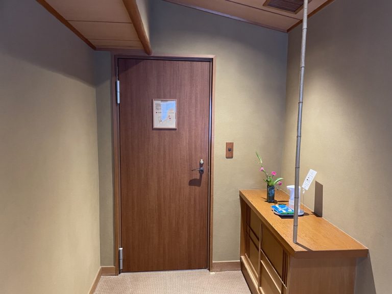 客室入り口内側から