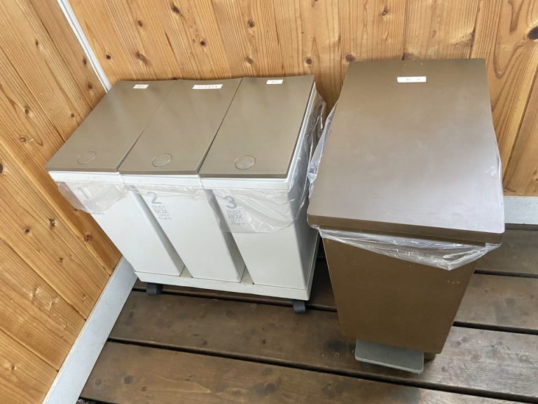 容量が大きなゴミ箱がありました。一般ごみ・ビン・缶・ペットボトルに分別します。