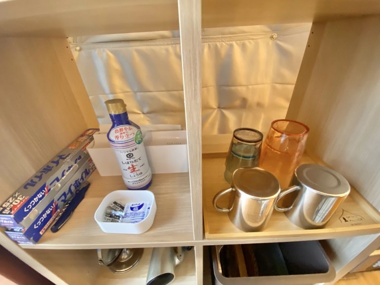 調味料はしょうゆ・塩・こしょう・焼肉のタレなどの備え付けがありました。また温かいスープ用コップが2つ、プラスチックのコップが大人用2つと子供用2つありました。