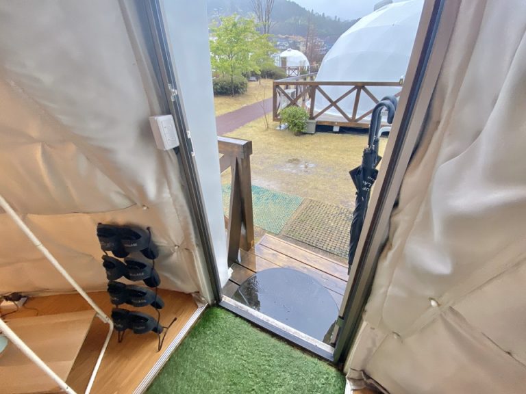 客室入口内観ドア。スリッパと傘は人数分備え付けられています。