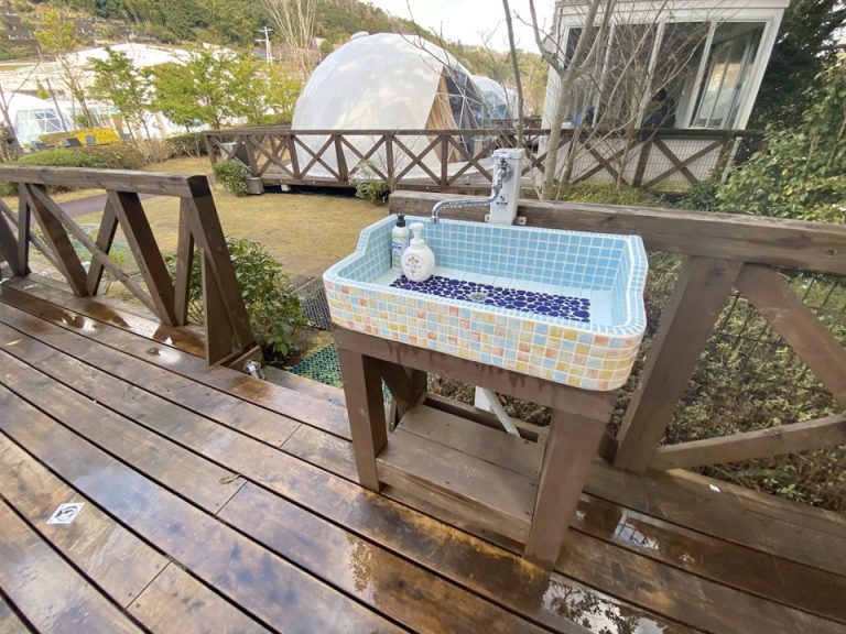 ウッドデッキの一画に、食材や食器などを洗える水道があり、スポンジや洗剤も備え付けられていました。