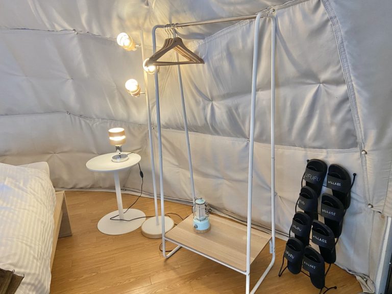 クローゼット外観(開けた状態) 入口横にハンガーラックがありました。