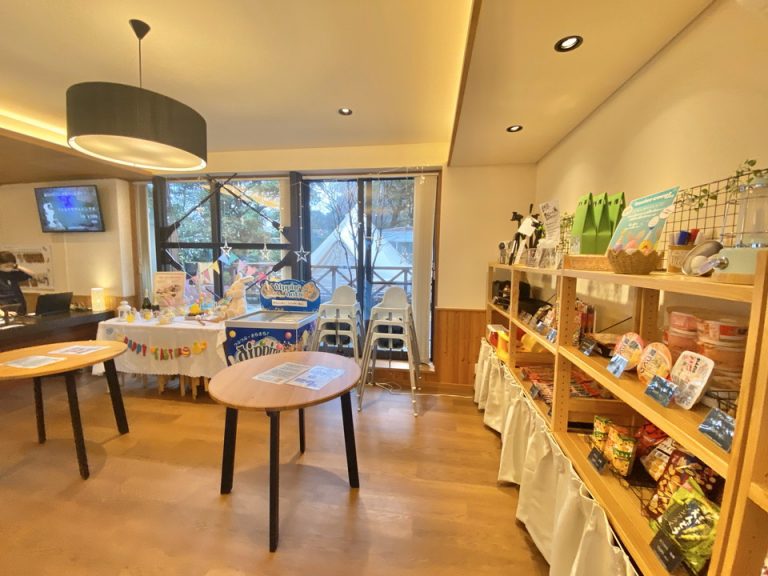フロントの向かい側にミニショップがあり、UFUFU VILLAGEのオリジナルグッズや、グランピングを楽しむためのグッズが販売されています。お会計はフロントで行います。
