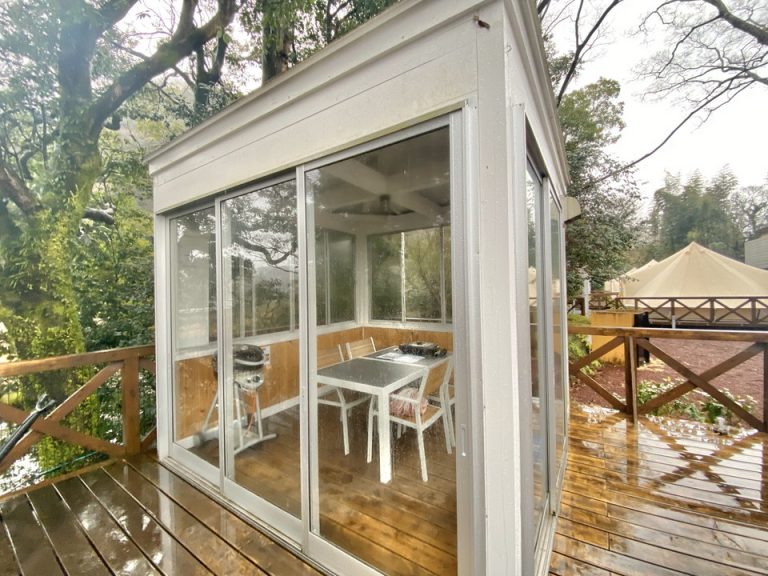 ウッドデッキにはガゼボがありバーベキューや朝食を楽しめます。屋根があるので雨の日でも安心です。