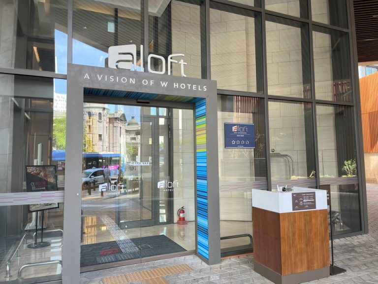 エントランス外観②