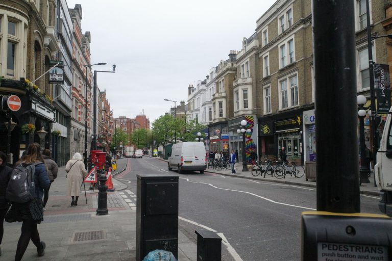 アールズコート駅前の道
